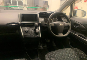 Подержанный автомобиль Toyota Wish Minivan 2015 года (9 фото)