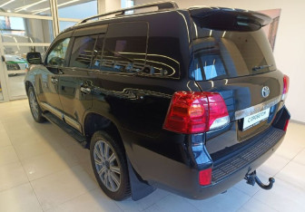 Подержанный автомобиль Toyota Land Cruiser Suv 2012 года (6 фото)