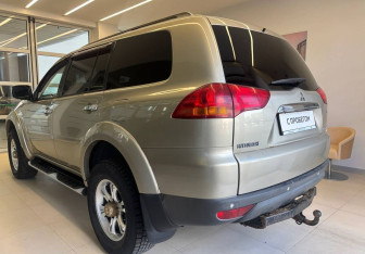 Подержанный автомобиль Mitsubishi Pajero Sport 2010 года (6 фото)