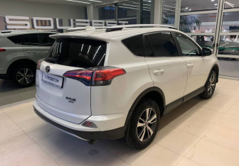 Подержанный автомобиль Toyota RAV4 2017 года (4 фото)