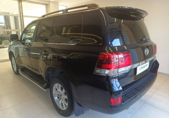 Подержанный автомобиль Toyota Land Cruiser Suv 2015 года (6 фото)