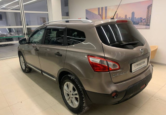 Подержанный автомобиль Nissan Qashqai+2 2010 года (6 фото)