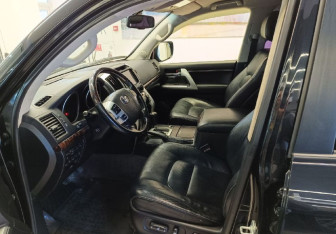 Подержанный автомобиль Toyota Land Cruiser Suv 2012 года (13 фото)