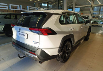 Подержанный автомобиль Toyota RAV4 2022 года (4 фото)