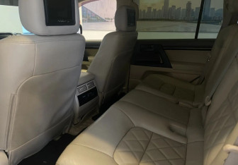 Подержанный автомобиль Toyota Land Cruiser Suv 2012 года (8 фото)