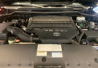 Подержанный автомобиль Toyota Land Cruiser Suv 2015 года (7 фото)