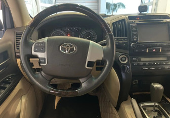 Подержанный автомобиль Toyota Land Cruiser Suv 2012 года (7 фото)