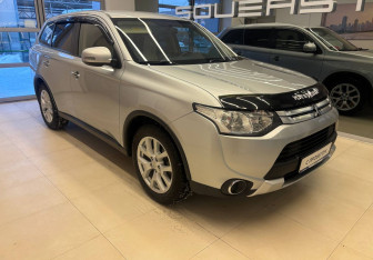 Подержанный автомобиль Mitsubishi Outlander 2014 года (3 фото)