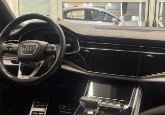 Подержанный автомобиль Audi Q8 2019 года (9 фото)