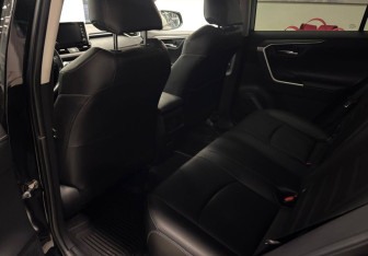 Подержанный автомобиль Toyota RAV4 2021 года (10 фото)