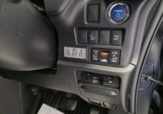 Подержанный автомобиль Toyota Voxy Minivan 2015 года (20 фото)