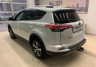 Подержанный автомобиль Toyota RAV4 2018 года (6 фото)