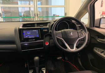 Подержанный автомобиль Honda Fit 2018 года (8 фото)