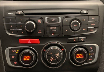 Подержанный автомобиль Citroen C4 Hatchback 2012 года (19 фото)