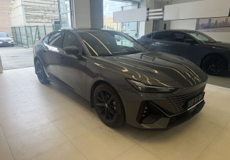 Подержанный автомобиль Changan UNI-V 2023 года (3 фото)