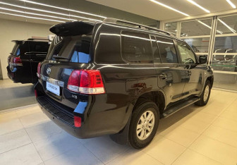 Подержанный автомобиль Toyota Land Cruiser Suv 2007 года (4 фото)