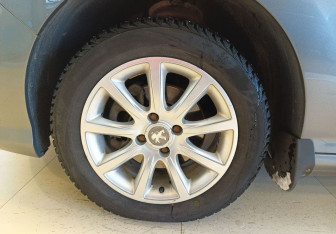 Подержанный автомобиль Peugeot 308 Hatchback 2011 года (16 фото)