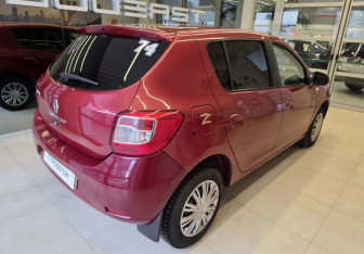 Подержанный автомобиль Renault Sandero 2014 года (4 фото)