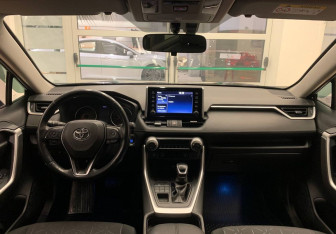 Подержанный автомобиль Toyota RAV4 2020 года (12 фото)