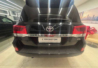 Подержанный автомобиль Toyota Land Cruiser Suv 2015 года (5 фото)