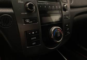 Подержанный автомобиль Kia Cerato Sedan 2011 года (16 фото)