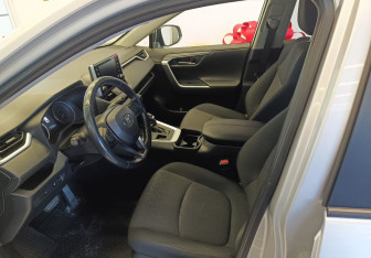 Подержанный автомобиль Toyota RAV4 2019 года (13 фото)