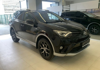 Подержанный автомобиль Toyota RAV4 2017 года (3 фото)