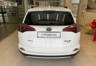 Подержанный автомобиль Toyota RAV4 2018 года (5 фото)