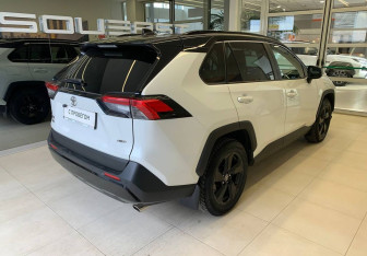 Подержанный автомобиль Toyota RAV4 2020 года (4 фото)