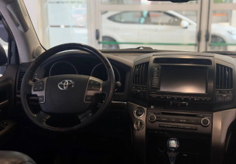 Подержанный автомобиль Toyota Land Cruiser Suv 2011 года (11 фото)