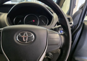 Подержанный автомобиль Toyota Voxy Minivan 2015 года (22 фото)