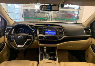 Подержанный автомобиль Toyota Highlander 2014 года (10 фото)