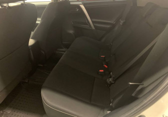 Подержанный автомобиль Toyota RAV4 2017 года (9 фото)