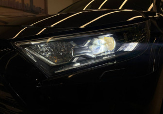 Подержанный автомобиль Toyota RAV4 2021 года (14 фото)