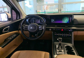 Подержанный автомобиль Kia Carnival 2021 года (8 фото)