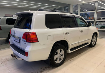 Подержанный автомобиль Toyota Land Cruiser Suv 2013 года (4 фото)