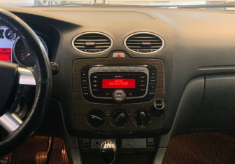 Подержанный автомобиль Ford Focus Hatchback 2008 года (13 фото)