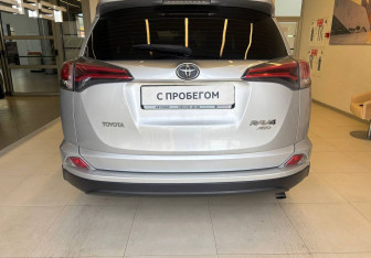 Подержанный автомобиль Toyota RAV4 2015 года (5 фото)