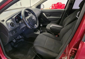 Подержанный автомобиль Renault Sandero 2014 года (12 фото)