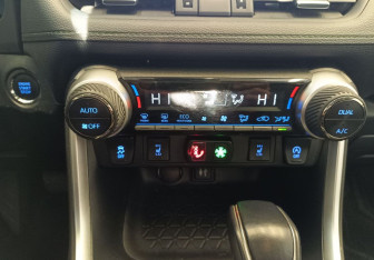 Подержанный автомобиль Toyota RAV4 2022 года (13 фото)