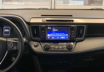 Подержанный автомобиль Toyota RAV4 2018 года (12 фото)