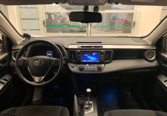 Подержанный автомобиль Toyota RAV4 2017 года (11 фото)