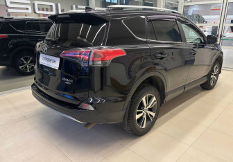 Подержанный автомобиль Toyota RAV4 2019 года (4 фото)