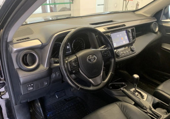 Подержанный автомобиль Toyota RAV4 2017 года (13 фото)