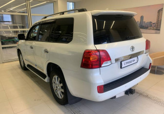 Подержанный автомобиль Toyota Land Cruiser Suv 2014 года (6 фото)
