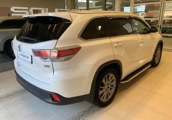 Подержанный автомобиль Toyota Highlander 2014 года (4 фото)