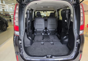 Подержанный автомобиль Toyota Voxy Minivan 2015 года (26 фото)