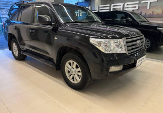 Подержанный автомобиль Toyota Land Cruiser Suv 2007 года (3 фото)