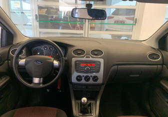 Подержанный автомобиль Ford Focus Hatchback 2007 года (11 фото)