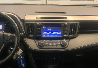 Подержанный автомобиль Toyota RAV4 2016 года (12 фото)